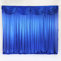 Rideaux de fond de scène en soie glacée élastiques, couleur unie rouge et blanc, style moderne et simple, pour la décoration de mariages et événements (vente en gros)