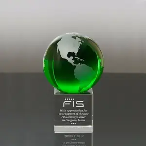 क्रिस्टल कस्टम ग्रीन के 9 स्टैंड ग्लोब बॉल ट्रॉफी पुरस्कार विश्व मानचित्र ट्रॉफी