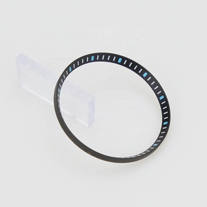 Montre classique SKX007 noire avec index et lunette de couleur or rouge, jaune, bleu, orange - Product Image 4
