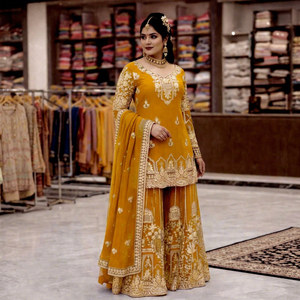 Ensemble de vêtements de mariage traditionnels indiens pakistanais pour femmes, en soie moutarde brodée, longueur au sol, avec travail au fil d'or - Product Image 1
