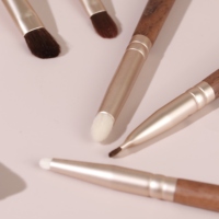 Ensemble de pinceaux de maquillage personnalisés en poils de chèvre avec manche en bois, pinceaux éventail et plats pour estomper les fards, pour le visage et les yeux, avec étiquette privée