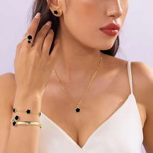 Ensemble de bijoux en alliage électroplaqué style punk, motif trèfle porte-bonheur, comprenant bracelet, collier, bague et boucles d'oreilles pour femmes, vente en gros transfrontalière - Product Image 6