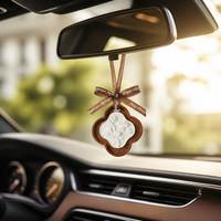 Diffuseur de voiture en relief personnalisé OEM avec cadre en noyer - Ornement suspendu en pierre aromatique durable pour la décoration intérieure automobile