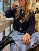 Cardigan tricoté court à col rond pour femme Veste pull à boucle en métal