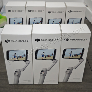 <span class=keywords><strong>DJI</strong></span> <span class=keywords><strong>Osmo</strong></span> <span class=keywords><strong>Mobile</strong></span> 7 7P ตัวกันสั่นมือถือแบบพกพา พร้อมวิดีโอสอนใช้งานง่ายและการตัดต่อแบบกดปุ่มเดียว แบตเตอรี่ใช้งานได้นาน 10 ชั่วโมง และฟังก์ชันชาร์จโทรศัพท์ - Product Image 5