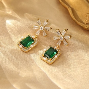 Boucles d'oreilles tendance pour femmes en argent 925 avec fleur émeraude, zircon, imitation perle, géométriques, plaquées or, bijoux en cuivre, cadeau - Product Image 3
