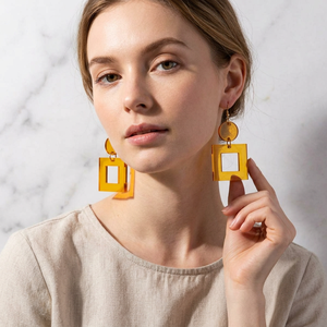 Boucles d'oreilles en résine époxy faites à la main avec de vraies fleurs séchées, motif tourbillon coloré personnalisé, bijoux en pétales de résine naturelle, style féerique - Product Image 1