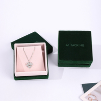 Boîte à bijoux élégante en velours vert forêt avec intérieur rose blush pour la présentation et l'affichage de colliers et bagues