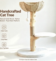 Arbre à chat en bois naturel avec plateforme en panier tressé à la main, poteau à gratter en sisal et jouet pompon suspendu