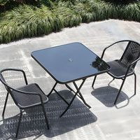 Ensemble de salle à manger d'extérieur en métal durable avec table pliante en verre noir et chaises assorties, ensemble moderne pour patio et jardin