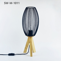 Lampu Meja Minimalis Modern Desain Baru untuk Ruang Tamu, Kamar Tidur, atau Ruang Kerja, dengan Desain Kandang Logam Hitam dan Lampu LED.
