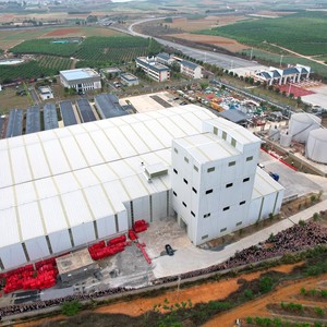 Entrepôt préfabriqué industriel en structure métallique avec poutre en acier en forme de H et panneaux sandwich pour usage <span class=keywords><strong>commercial</strong></span> et location - Product Image 1
