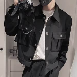 2025 Traje de estilo de negocios Cool Streetwear-Chaqueta de aeropuerto recortada inspirada con bolsillos grandes Nuevo diseño de longitud corta - Product Image 1