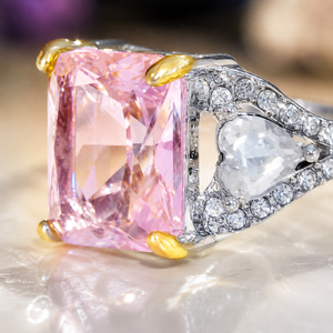 Anello classico da donna con design a cuore in cristallo rosa e taglio principessa - Product Image 3