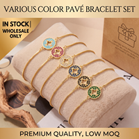 Bracelet personnalisé OEM avec pendentif trèfle à quatre feuilles découpé en laiton, chaîne coulissante réglable pavée de CZ colorés, fabrication de bijoux
