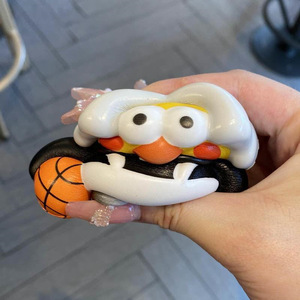 Figurine de canard pèlerin avec ballon de basket, chapeau blanc, écharpe noire, jouet en plastique pour enfants de 2 à 4 ans, unisexe - Product Image 3