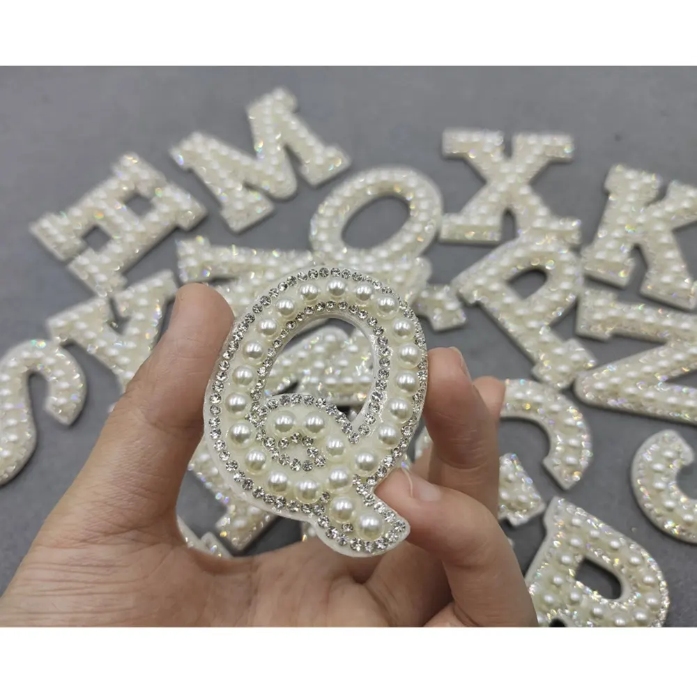 Tambalan huruf kustom 4.5cm berlian kecil merekat sendiri tambalan huruf berlian imitasi mutiara putih