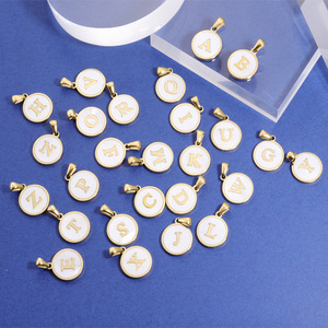 Breloques initiales en émail de l'alphabet A-Z |   Bracelets tendance en acier inoxydable plaqué or 18 carats, étanches et hypoallergéniques - Product Image 2