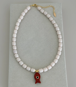 Collier ras du cou tendance bohème en acier inoxydable avec perles blanches, pendentif poisson rouge, détail cœur noir et chaîne en corde plaquée or - Product Image 5