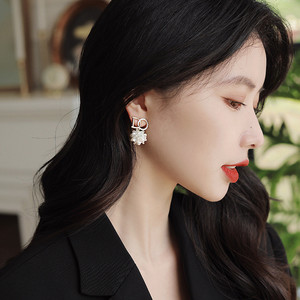 Orecchini a cerchio con strass Color oro con lettere D perle da donna coreani nuovi orecchini alla moda gioielli regalo per feste - Product Image 5