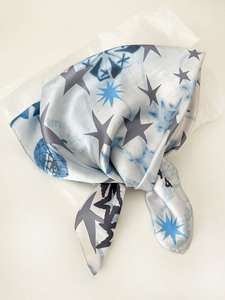 Sciarpa in Seta con Stelle Scintillanti, Design Originale, Bandana Unica e Trendy per Donne, Versatile Sciarpa Quadrata Decorativa Chic - Product Image 5
