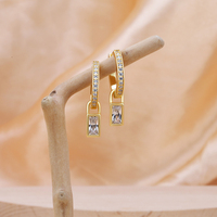 Pendientes Huggie Mlluki de Plata de Ley 925 Bañados en Oro con Dijes Geométricos Delgados de Cristal de Roca y Diamantes Baguette