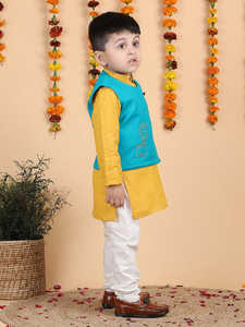 Lindo niño pequeño con traje festivo tradicional indio sentado en un taburete con fondo de decoración floral, retrato sonriente - Product Image 3