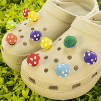 Breloques 3D mignonnes en forme de champignon, décorations de chaussures en forme de champignon couleur arc-en-ciel, breloques en PVC imperméables pour accessoires de chaussures décontractées