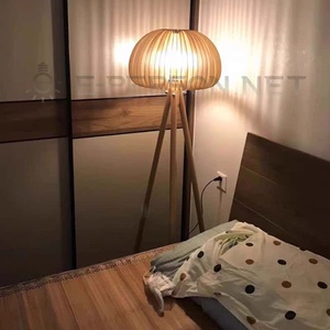 Lampadaire trépied en bois massif de style nordique avec abat-jour à lattes en forme de champignon | Luminaire créatif pour salon - Product Image 5