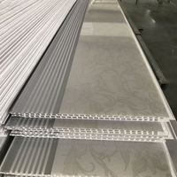 Panneaux de plafond et de mur en PVC imperméables de haute qualité avec un design moderne pour les centres commerciaux et les hôtels, tailles personnalisables