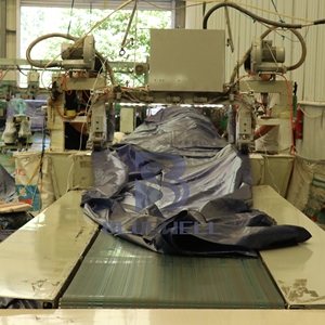 יריעת ברזנט שחורה מצופה פוליאתילן BLUEWELL 150 גרם - עמידה למים, רוח, שמן, ייבוש מהיר, גמישות בינונית, לשימוש חיצוני, חקלאות, בנות - Product Image 6