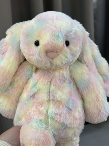 Peluche Jellcatt UK Rainbow Tie Dye Bashful Bunny, jouet en peluche doux avec oreilles tombantes, lapin multicolore pastel - Product Image 3