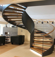 Villa de luxe, escalier intérieur incurvé, garde-corps intérieur en verre, acier, bois, escalier incurvé