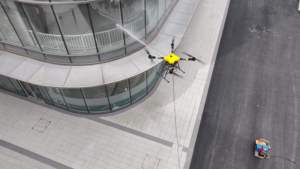 Dron de Limpieza de Ventanas de Alta Presión para Fachadas |   Dron de limpieza de paneles solares con GPS |   Sistema de Limpieza de Techos de Alta Resistencia - Product Image 3