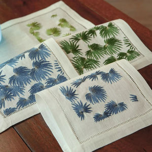 Serviette de cocktail en lin Palm Grove |   Linge de table réutilisable en lin 100% naturel de qualité supérieure, respectueux de l'environnement, motif palmier tropical - Product Image 1