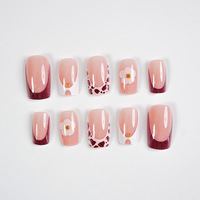 Ongles à presser imprimés léopard courts carrés French Manucure Nude avec fleurs et perles dorées pour femmes, usage quotidien et soirées