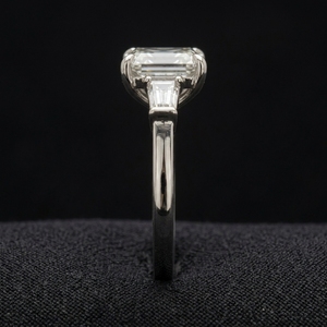 Elegante Anillo de Compromiso de Platino con Diamantes para Mujer, Joyería Fina de Lujo, Regalo con Detalles de Diseño Moderno y Minimalista - Product Image 4