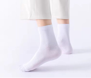 Chaussettes mi-hautes en bambou de couleur unie pour hommes, collection Printemps-Été, style professionnel simple, haute qualité, vente en gros - Product Image 2