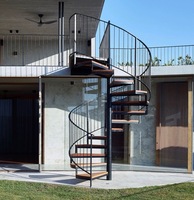 Escalier en colimaçon moderne extérieur durable en acier inoxydable et bois pour appartement et villa pour personnes âgées