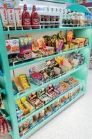 Mini-marché, présentoir en bois, barre de chocolat, bonbons au chocolat, gondole