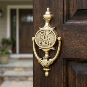 Cead Mile Failte - Frappeur de porte rond en laiton, traditionnel, pour entrée, décoration intérieure, montage mural, durable - Product Image 1