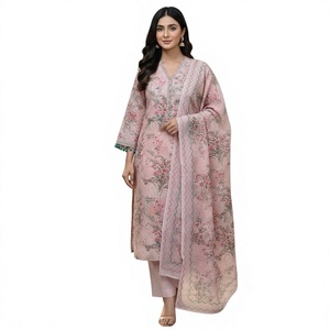 Ensemble de costume 3 pièces pour femme Kriti International, imprimé numérique floral, léger, en rayonne rose, longueur genou, trois-quarts, pour l'été - Product Image 1