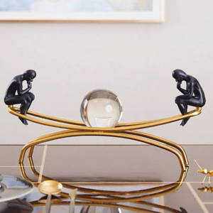 Ornamenti Stile Europeo a Forma di Pensatore, Decorazioni per Soggiorno, Vetrina Vini, Ufficio, Comode Sfere di Cristallo in Metallo per Arredamento Casa - Product Image 2