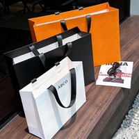 Sac de shopping pour magasin de vêtements en papier robuste, réutilisable, imperméable, laminé, gaufré, mat, avec dorure à chaud personnalisée de luxe