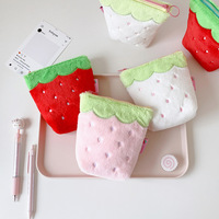 Mini trousse de maquillage en peluche fraise motif dessin animé Sweet Girl, sac de rangement mignon pour étudiants