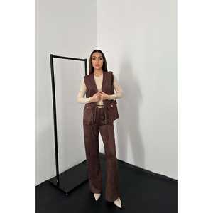 Ensemble 2 pièces d'été en daim marron coupe ajustée : gilet et pantalon au-dessus du genou, parfait avec un haut court - Product Image 5