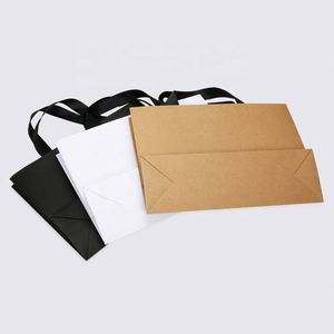 Sacs en carton recyclables de luxe avec ruban, sacs cadeaux personnalisés avec impression sérigraphique pour vêtements, chaussures, chaussettes - Product Image 6