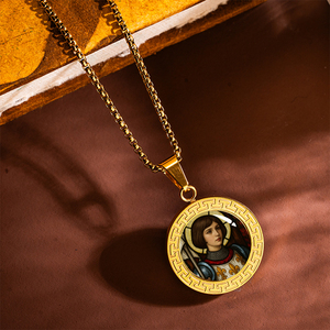 GIVELUCK Colgante Religioso de Santa Juana de Arco con Borde en T, Chapado en <span class=keywords><strong>Oro</strong></span> de 18K, Medalla de Acero Inoxidable con Relieve 3D, Coraje y Fe - Product Image 1