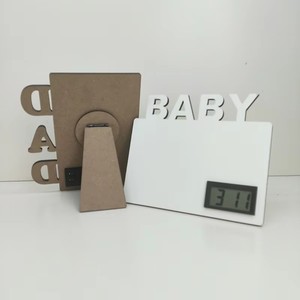 Marco de Fotos Familiar con Reloj de Escritorio Cuadrado Digital a Pilas, Material de Sublimación MDF - Product Image 3