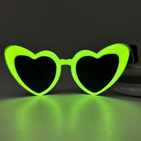 Lunettes en forme de cœur lumineuses, lunettes LED néon, lunettes en plastique en forme de cœur pour Halloween, mariage et décoration de fête, accessoires photo réutilisables